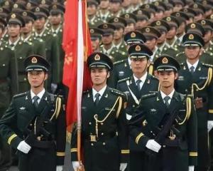 中國人民解放軍預(yù)備役軍旗，榮耀與擔(dān)當(dāng)?shù)南笳?，中國人民解放軍預(yù)備役軍旗，榮耀與擔(dān)當(dāng)?shù)挠篮阆笳? class=