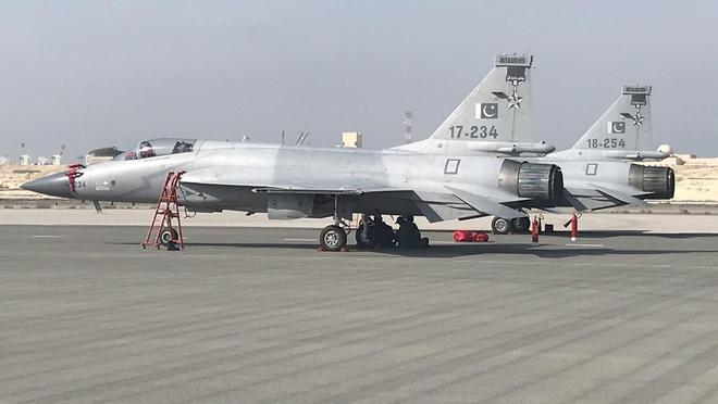 殲-10梟龍對戰(zhàn)F-15，空中巨匠的較量，殲-10與梟龍對決F-15，空中巨匠的巔峰較量