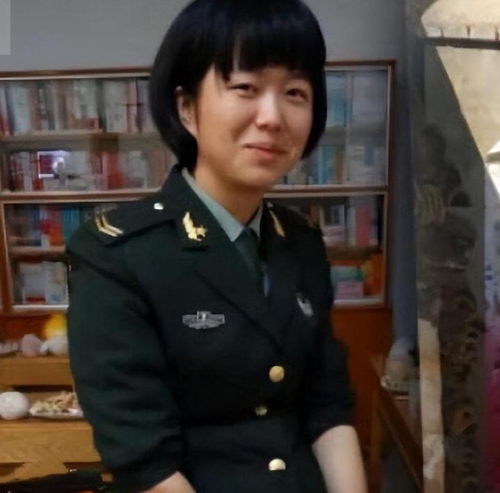 中國女兵圖片與服裝，展現(xiàn)力量與風(fēng)采的完美結(jié)合，中國女兵，力量與風(fēng)采的展現(xiàn)——圖片與服裝賞析