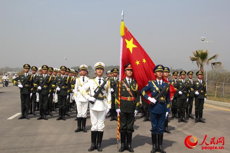 三軍儀仗隊(duì)圖片豎版——展現(xiàn)榮耀與力量，三軍儀仗隊(duì)豎版圖片，榮耀與力量的展現(xiàn)