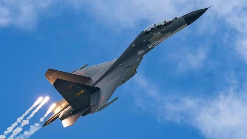 殲-11在南海攔截B-52轟炸機，展現(xiàn)中國空軍實力與決心，殲-11南海攔截B-52轟炸機，中國空軍實力與決心展現(xiàn)
