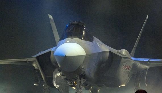 殲-16與F-35，空中巨人的對(duì)比與探討，殲-16與F-35，空中巨人對(duì)比解析