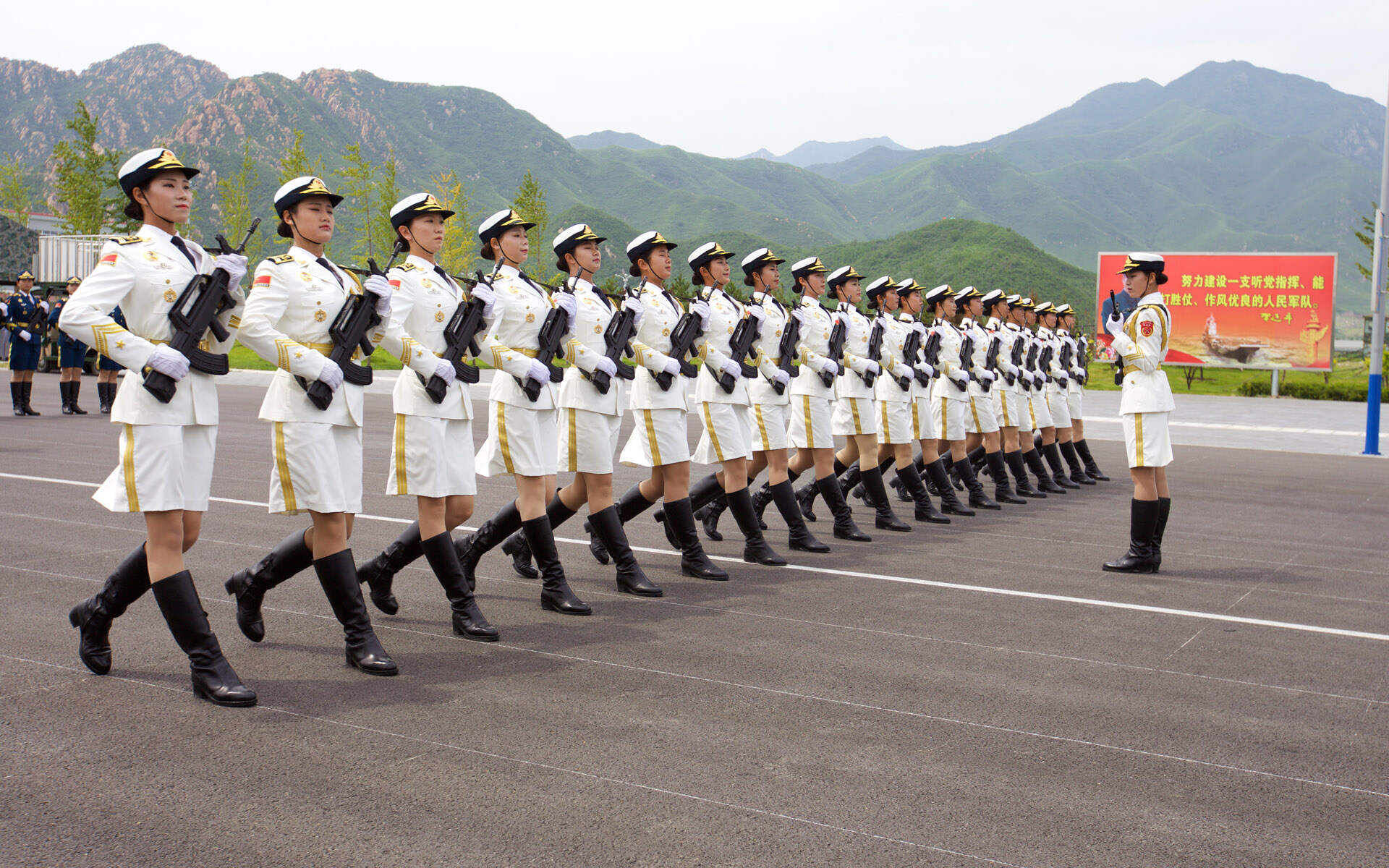 閱兵隊(duì)中的女兵風(fēng)采，力量與榮耀的象征，閱兵隊(duì)中的女兵風(fēng)采，力量與榮耀的璀璨象征