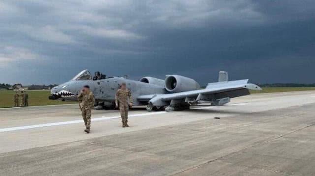 探索神秘的A-10攻擊機(jī)駕駛艙，高清圖片展示，A-10攻擊機(jī)駕駛艙揭秘，高清圖片展示探索之旅