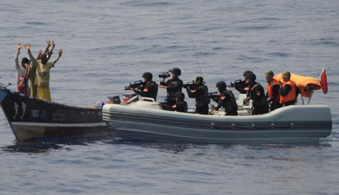 索馬里海盜遇到中國(guó)海軍，一次特殊的海上相遇，索馬里海盜與中國(guó)海軍的意外相遇，海上特殊遭遇記