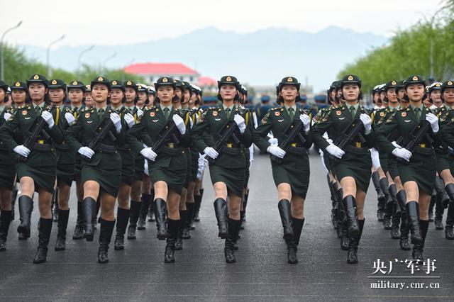 中國(guó)女兵方隊(duì)，展現(xiàn)新時(shí)代風(fēng)采與力量，中國(guó)女兵方隊(duì)，新時(shí)代風(fēng)采與力量的展現(xiàn)