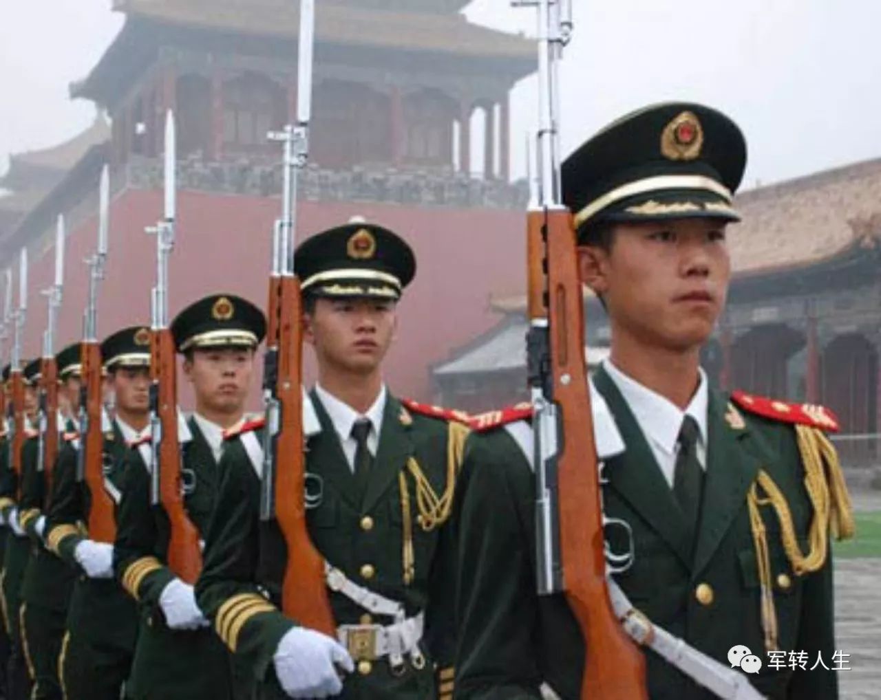 國旗護(hù)衛(wèi)隊(duì)與三軍儀仗隊(duì)