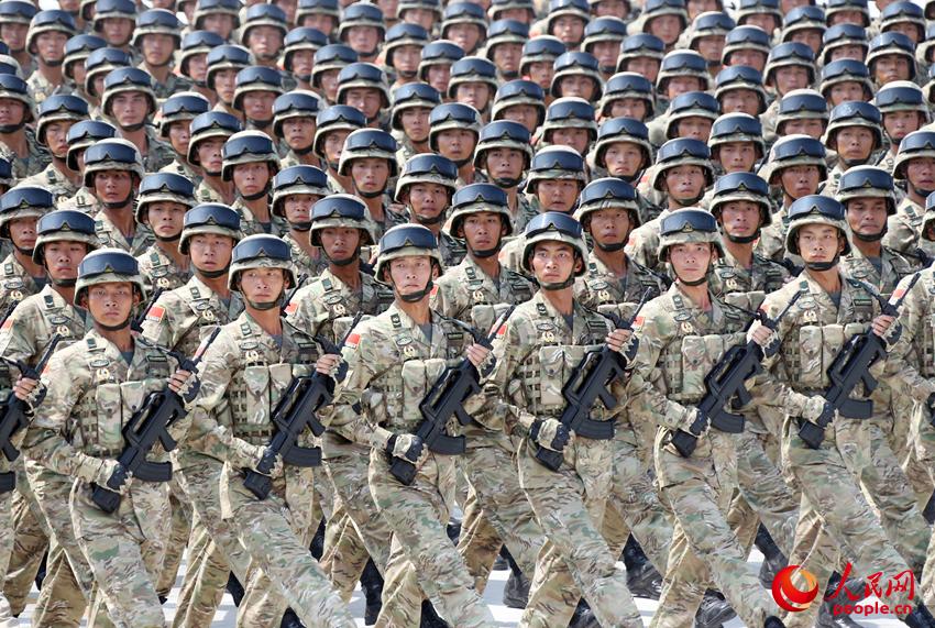 勝利日大閱兵訓(xùn)練，展現(xiàn)軍威，凝聚國威，勝利日大閱兵，展現(xiàn)軍威，凝聚國威的力量