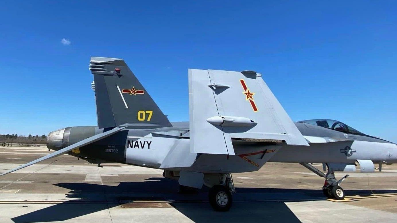 殲-11強勢對抗F-18，空中力量的較量與對比，殲-11與F-18空中對決，力量較量與對比