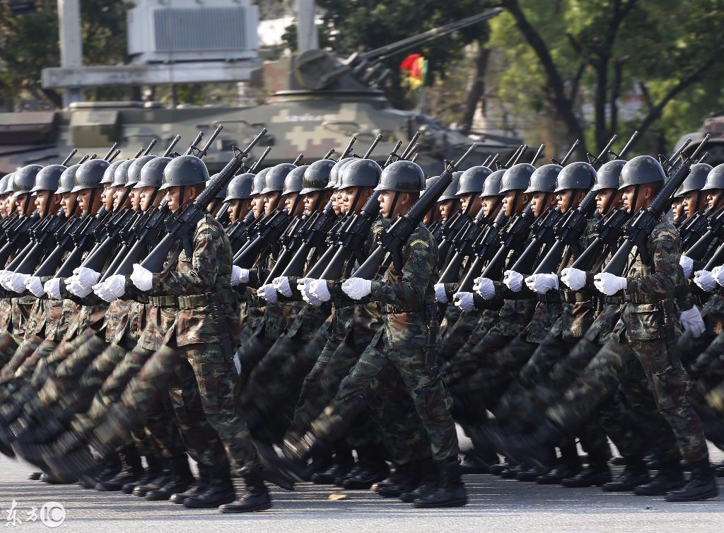 閱兵方陣?yán)锸勘鴤儌€個腰桿挺直，展現(xiàn)國家力量與榮耀的象征，閱兵方陣展現(xiàn)國家力量與榮耀的象征，士兵腰桿挺直，精神煥發(fā)
