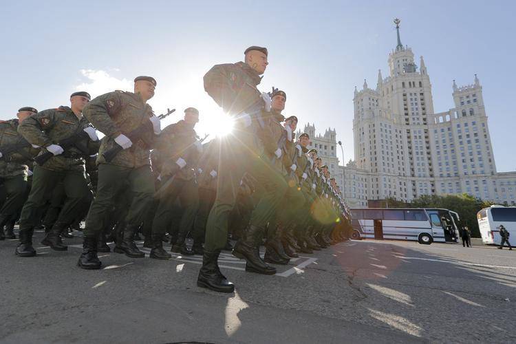 解放軍參加俄羅斯閱兵，喀秋莎火箭炮閃耀全場，解放軍參加俄羅斯閱兵，喀秋莎火箭炮成全場焦點(diǎn)