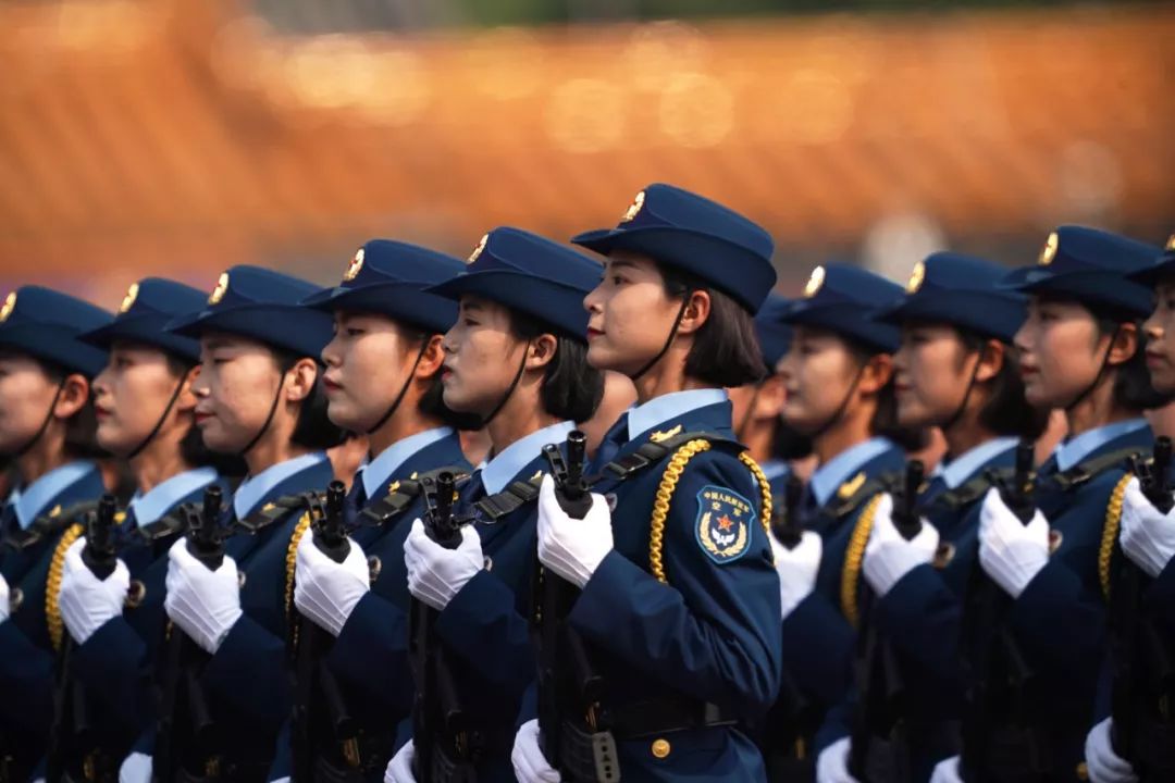 中國女兵照片集體敬禮，堅(jiān)韌、自信與力量的展現(xiàn)，中國女兵集體敬禮照片，堅(jiān)韌、自信與力量的彰顯