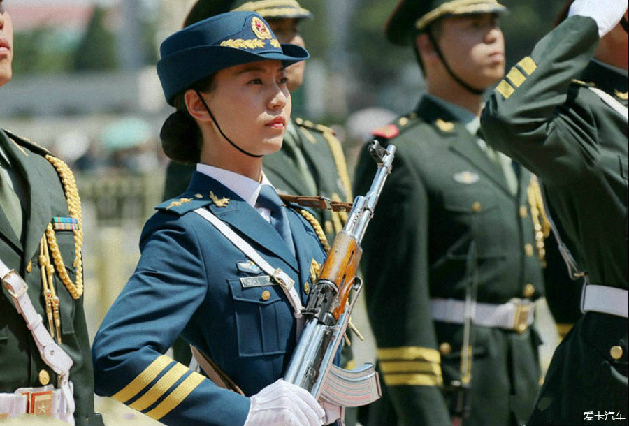 中國(guó)人民解放軍儀仗隊(duì)女兵風(fēng)采，堅(jiān)韌與柔美的完美融合，中國(guó)人民解放軍儀仗隊(duì)女兵，堅(jiān)韌與柔美的榮耀風(fēng)采