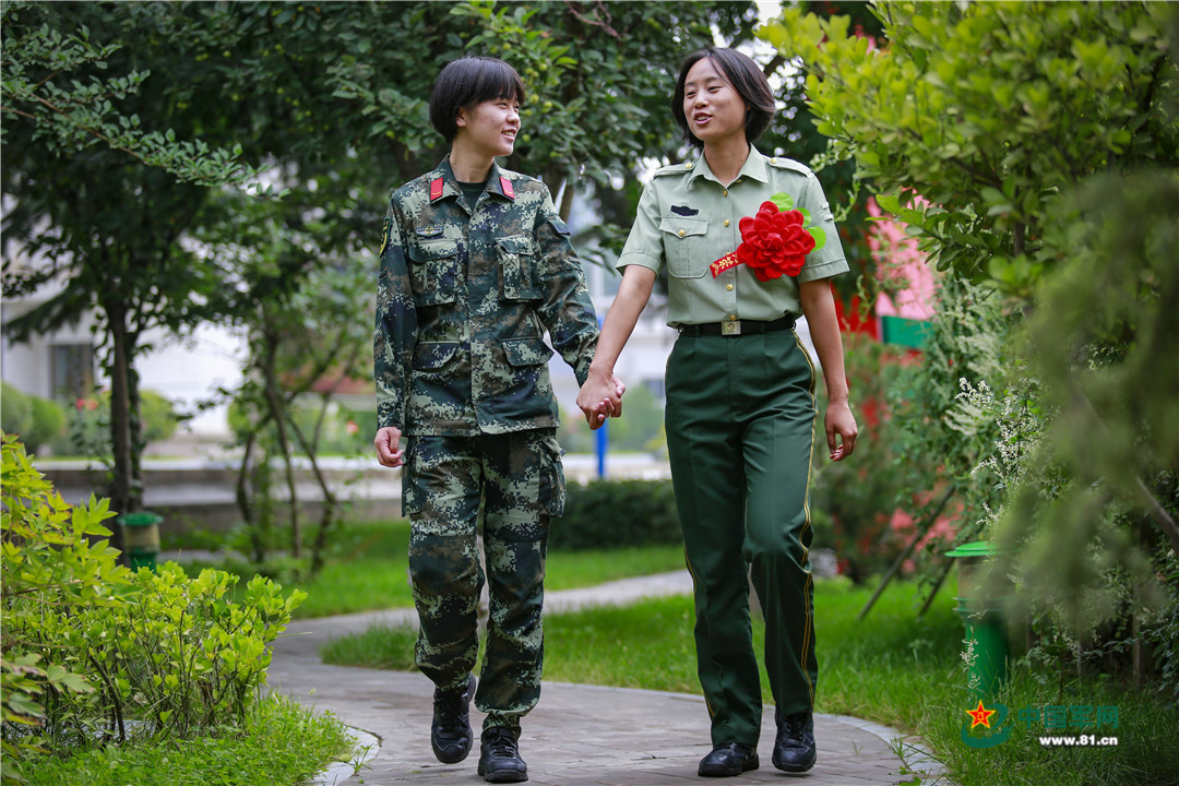 部隊(duì)醫(yī)院女兵美篇——新時代巾幗英雄的風(fēng)采，新時代巾幗英雄風(fēng)采，部隊(duì)醫(yī)院女兵之美篇