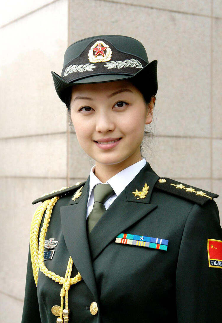 女軍裝常服，時(shí)尚與威嚴(yán)的象征，女軍裝常服，時(shí)尚威嚴(yán)的典范