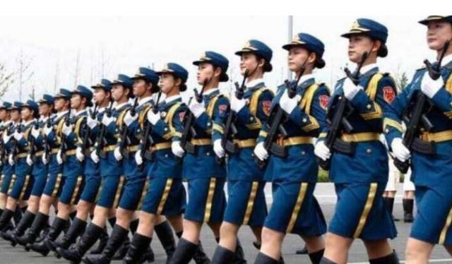 三軍儀仗隊山東女兵，榮耀與擔當?shù)南笳?，山東女兵風采，三軍儀仗隊的榮耀與擔當?shù)浞? class=
