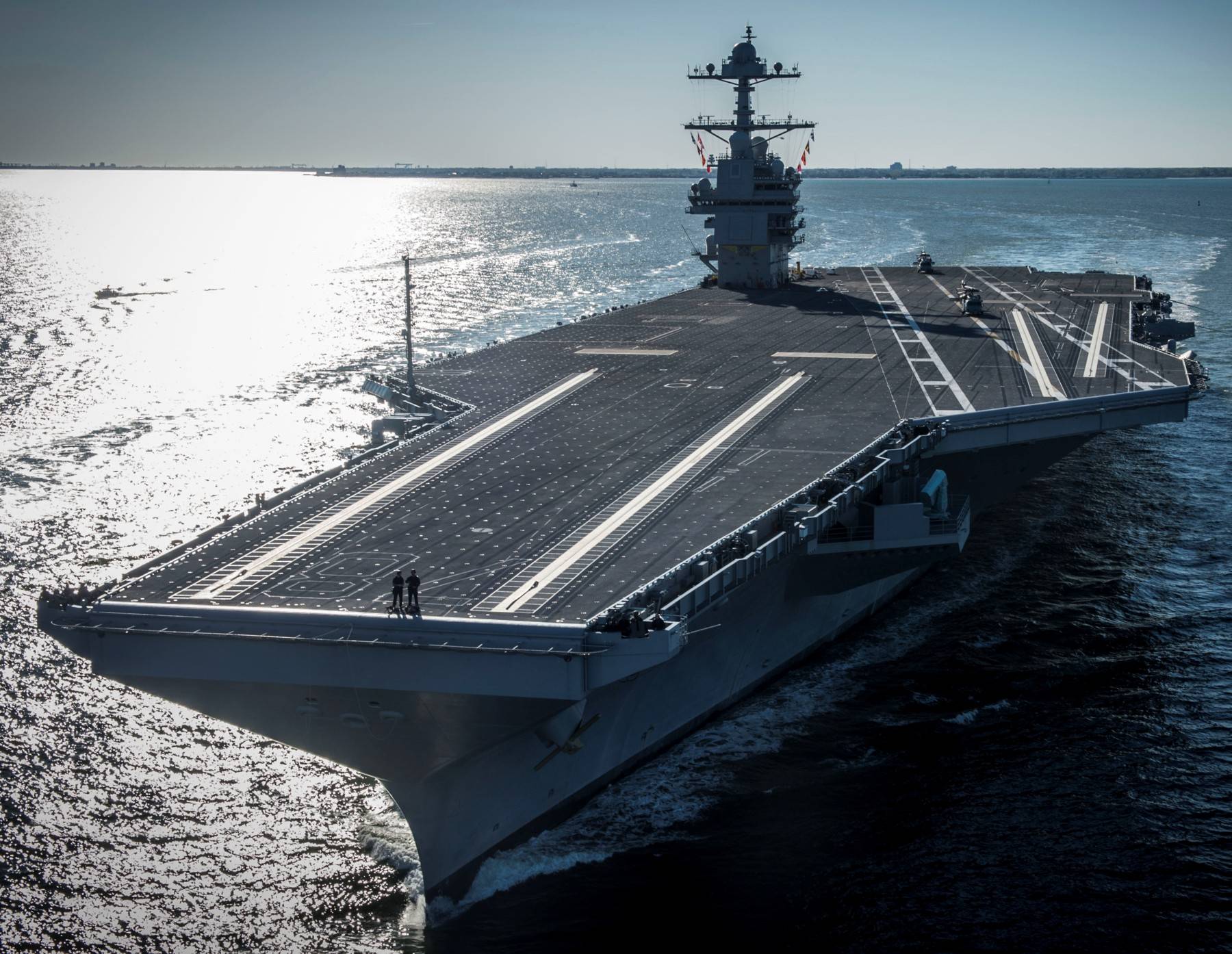 福特號航空母艦側面圖片，揭示強大戰(zhàn)斗力與獨特設計，福特號航空母艦側面圖，展現(xiàn)戰(zhàn)斗力與獨特設計風采