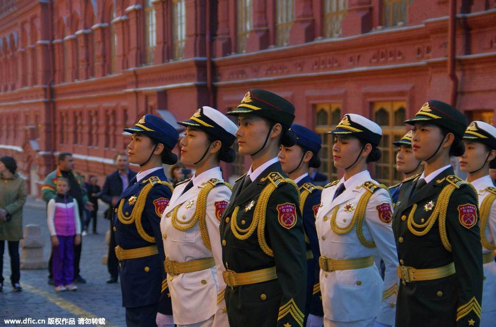 中國女兵儀仗隊(duì)在俄羅斯閱兵，展現(xiàn)國際友誼與軍威，中國女兵儀仗隊(duì)在俄羅斯閱兵，彰顯國際友誼與雄壯軍威
