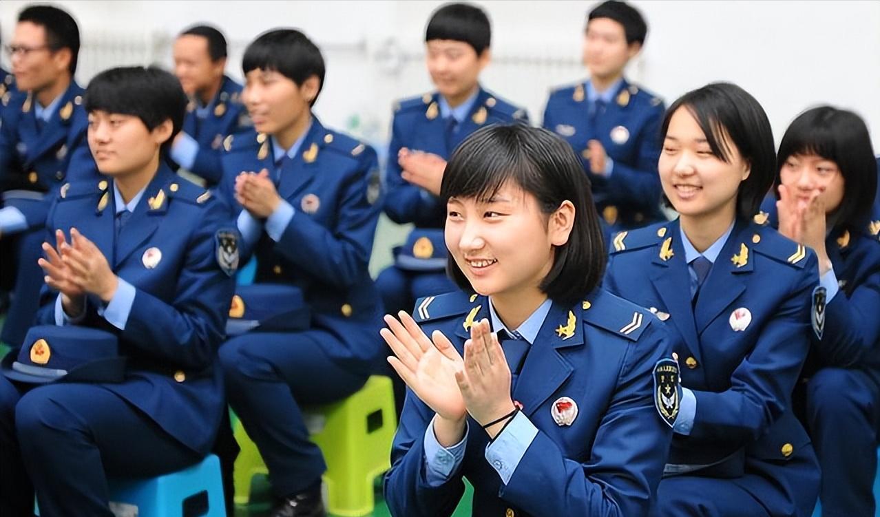 大一新生選擇入伍，歸來后繼續(xù)學(xué)業(yè)之路——解讀大學(xué)生士兵經(jīng)歷與成長，大一新生入伍歸來后的學(xué)業(yè)之路，大學(xué)生士兵的成長與經(jīng)歷解讀