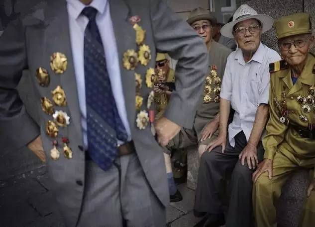 滿身軍功章的老兵，榮耀與歷史的見證，滿身軍功章的老兵，榮耀歷史的見證者