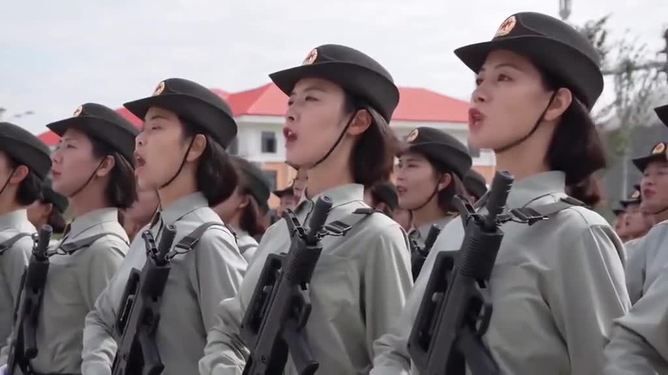中國(guó)女兵的颯爽英姿圖片，展現(xiàn)力量與榮耀的風(fēng)采，中國(guó)女兵風(fēng)采，力量與榮耀的颯爽英姿圖片展示