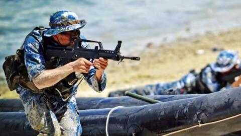 中國(guó)海軍打擊海盜，英勇無畏，護(hù)航安全，中國(guó)海軍打擊海盜，英勇護(hù)航，保障海上安全