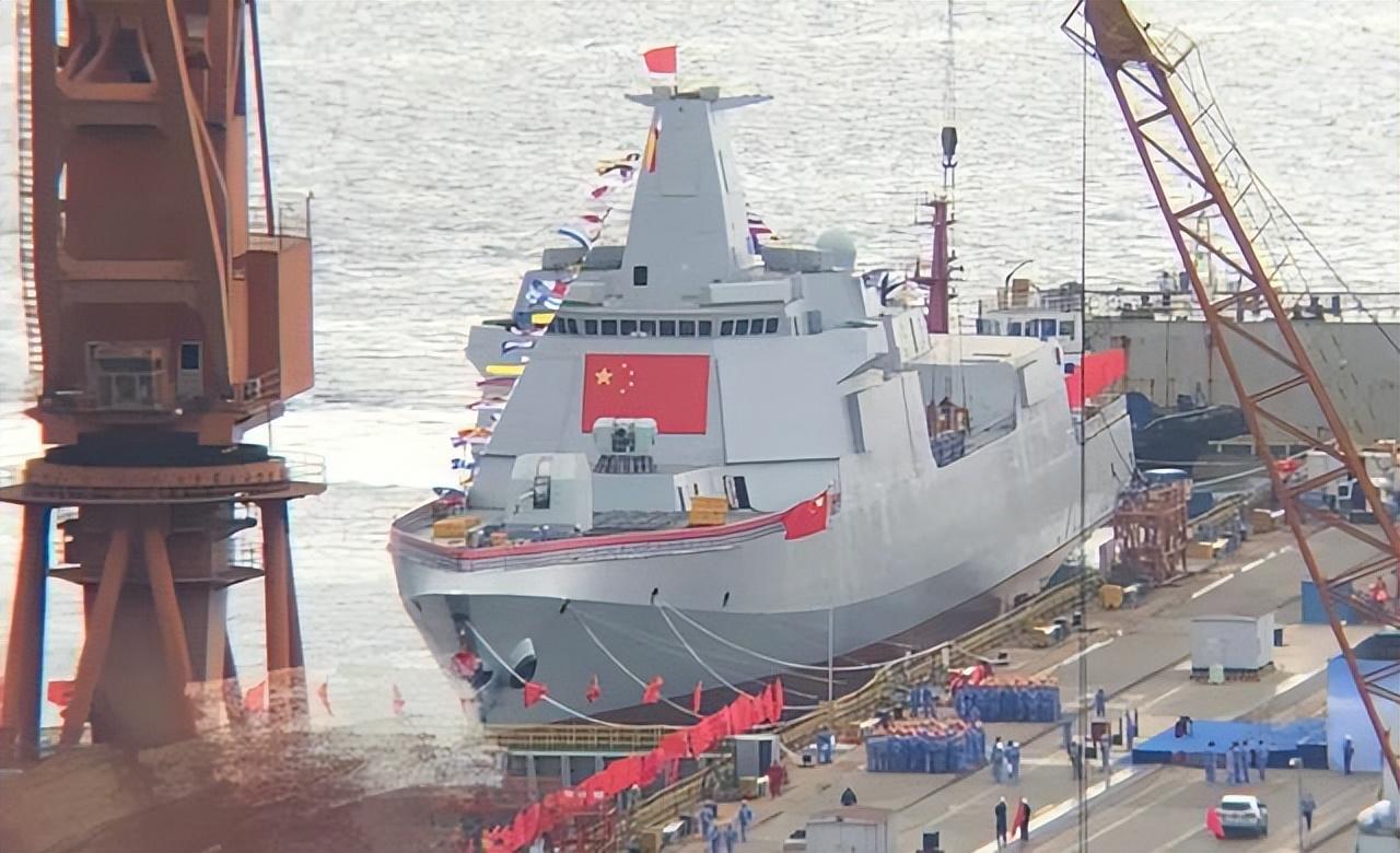 解放軍出動(dòng)三艘055驅(qū)逐艦，展現(xiàn)強(qiáng)大實(shí)力與堅(jiān)定決心，解放軍三艘055驅(qū)逐艦展示強(qiáng)大實(shí)力與決心捍衛(wèi)國(guó)家尊嚴(yán)