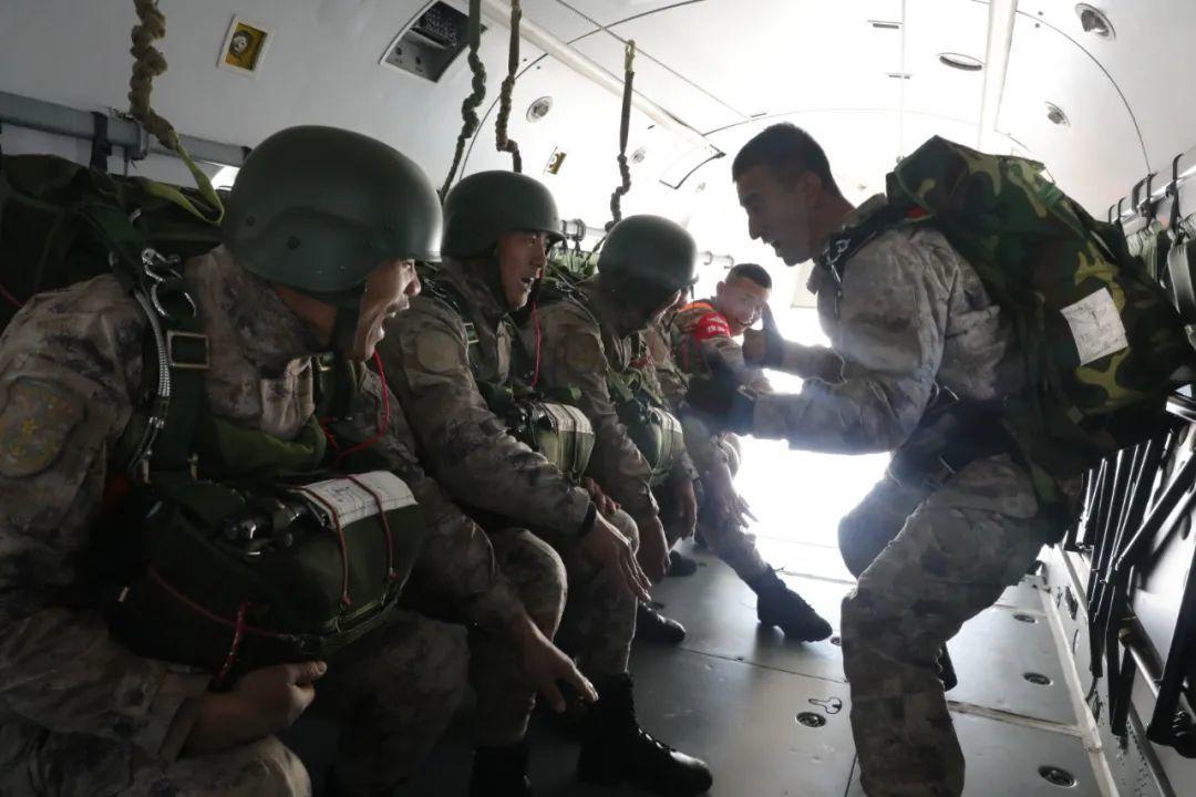 蛟龍突擊隊(duì)的隊(duì)訓(xùn)，磨礪意志，追求卓越，蛟龍突擊隊(duì)，磨礪意志，追求卓越訓(xùn)練之道