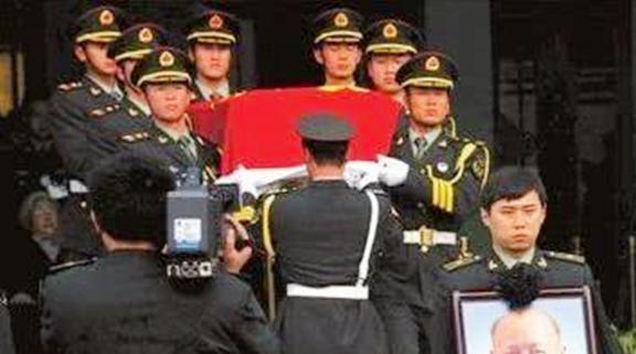 三軍儀仗隊(duì)抬棺，英雄們的榮耀時刻，三軍儀仗隊(duì)抬棺，榮耀時刻的莊嚴(yán)儀式