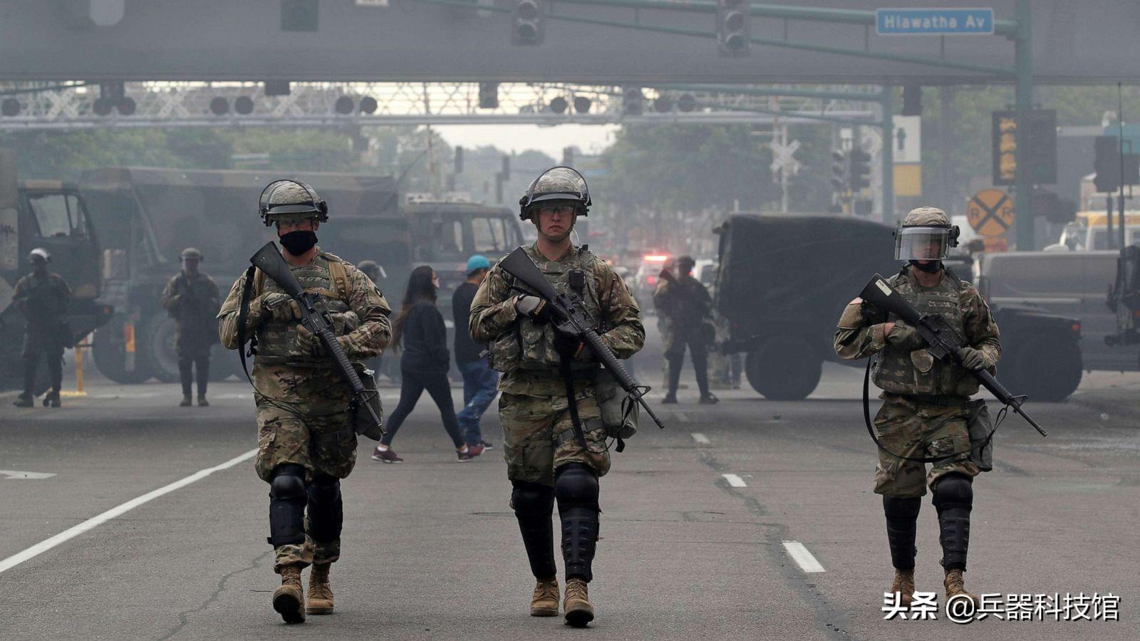 國防軍事行動包括多方面內(nèi)容，戰(zhàn)略部署、軍事演習(xí)、反恐維穩(wěn)等，國防軍事行動全方位展開，戰(zhàn)略部署、軍事演習(xí)與反恐維穩(wěn)齊頭并進(jìn)