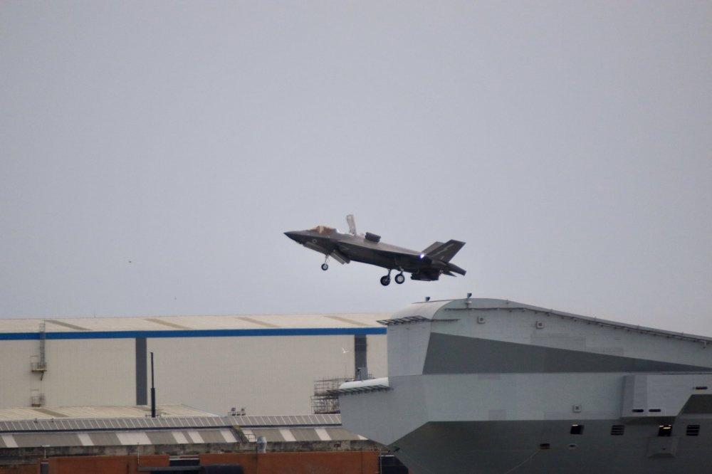 航空母艦艦載機(jī)