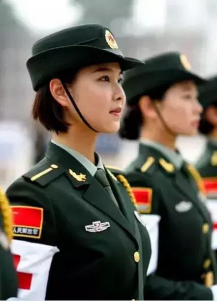 中國女兵紅色軍裝，榮耀與力量的象征，中國女兵紅色軍裝，榮耀與力量的標(biāo)志