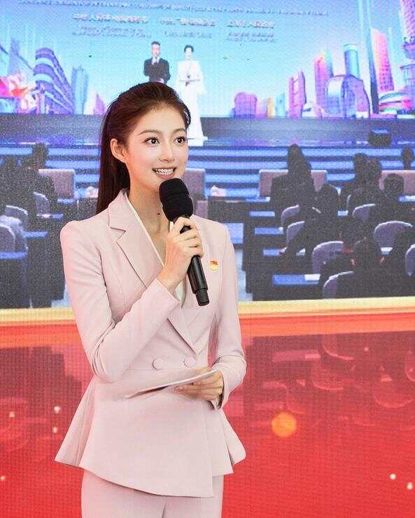 軍事頻道馮琳，一位閃耀的軍事新聞之星，馮琳，軍事新聞界的璀璨之星
