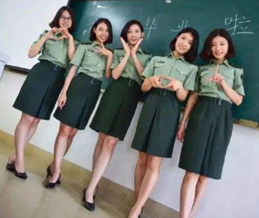 女兵接觸三軍儀仗隊(duì)，展現(xiàn)力量與榮耀的時(shí)刻，女兵與三軍儀仗隊(duì)的榮耀交匯，力量與風(fēng)采的展現(xiàn)